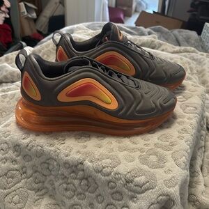 Preowned Nike AirMax 720 sz 7Y, W 8.5 like new no box